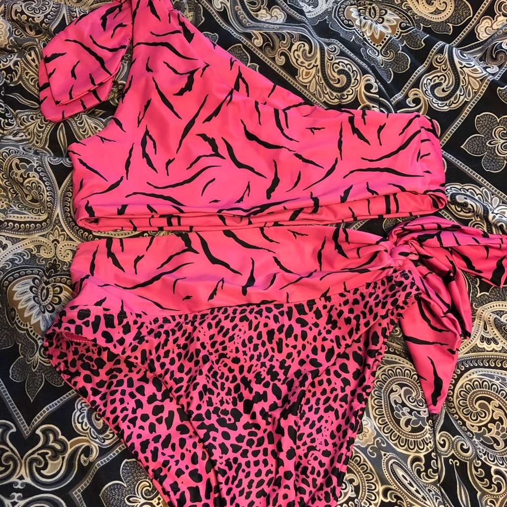 Never worn high waist bikini with fun pattern!